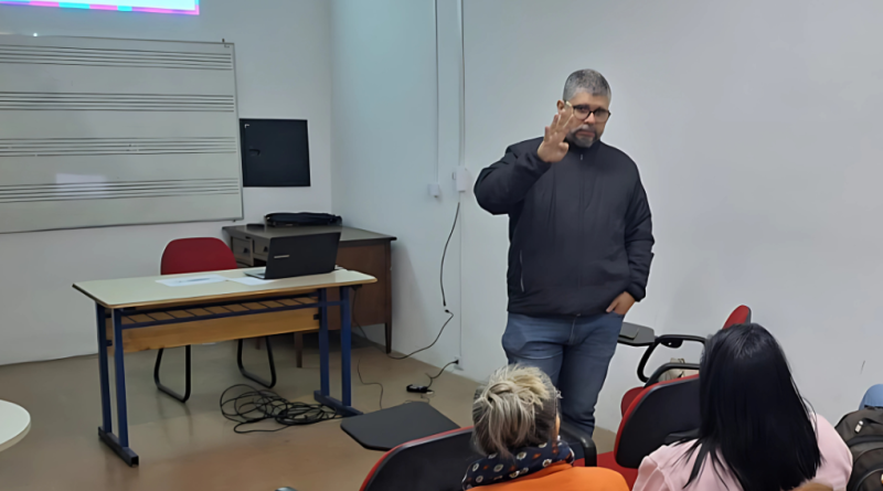 Professor Vitor Souza ministra aula do curso Elaboração e Articulação de Projetos Culturais no Conservatório de Guarulhos, em julho de 2025, pelo programa CULTSP PRO.