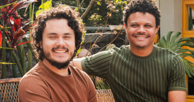 Antony Ventura e Ricardo Santiago, integrantes do Duo Inhambu, posam sorridentes em ambiente natural, cercados por plantas, simbolizando a leveza e a essência do novo single “Luz da Manhã”.