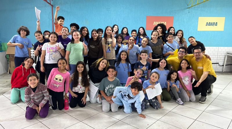 Projeto social de Guarulhos apresenta vila de natal com temática encantada e produções artísticas