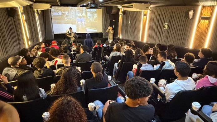 Exibição gratuita de filmes na Vila Any oferece experiência da telona de forma acessível