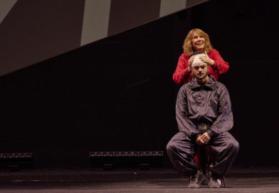 Espetáculo com a atriz Renata Sorrah estreia temporada no teatro do Sesc Guarulhos