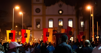 Procissão do Fogaréu em frente à Catedral Nossa Senhora da Conceição no Centro de Guarulhos durante cortejo noturno com velas e estandartes