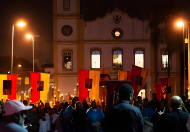Procissão do Fogaréu em frente à Catedral Nossa Senhora da Conceição no Centro de Guarulhos durante cortejo noturno com velas e estandartes