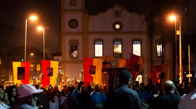 Procissão do Fogaréu em frente à Catedral Nossa Senhora da Conceição no Centro de Guarulhos durante cortejo noturno com velas e estandartes