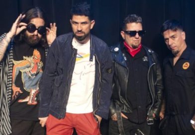 Vespas Mandarinas lança novo EP e presta homenagem a David Bowie em dobradinha no teatro do Sesc Guarulhos