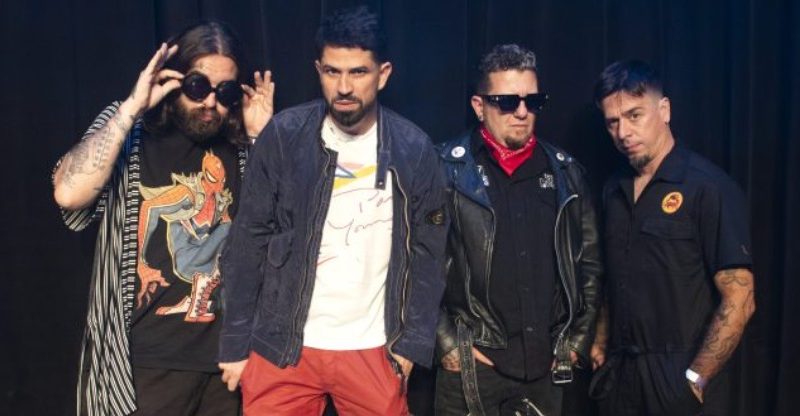 Vespas Mandarinas lança novo EP e presta homenagem a David Bowie em dobradinha no teatro do Sesc Guarulhos