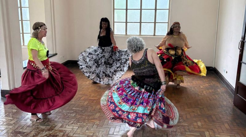 Teatro Padre Bento recebe Sarau Cigano com encontros semanais de dança em Guarulhos